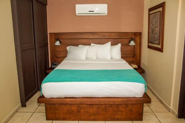 La Riviera Hotel B&B (San Antonio)